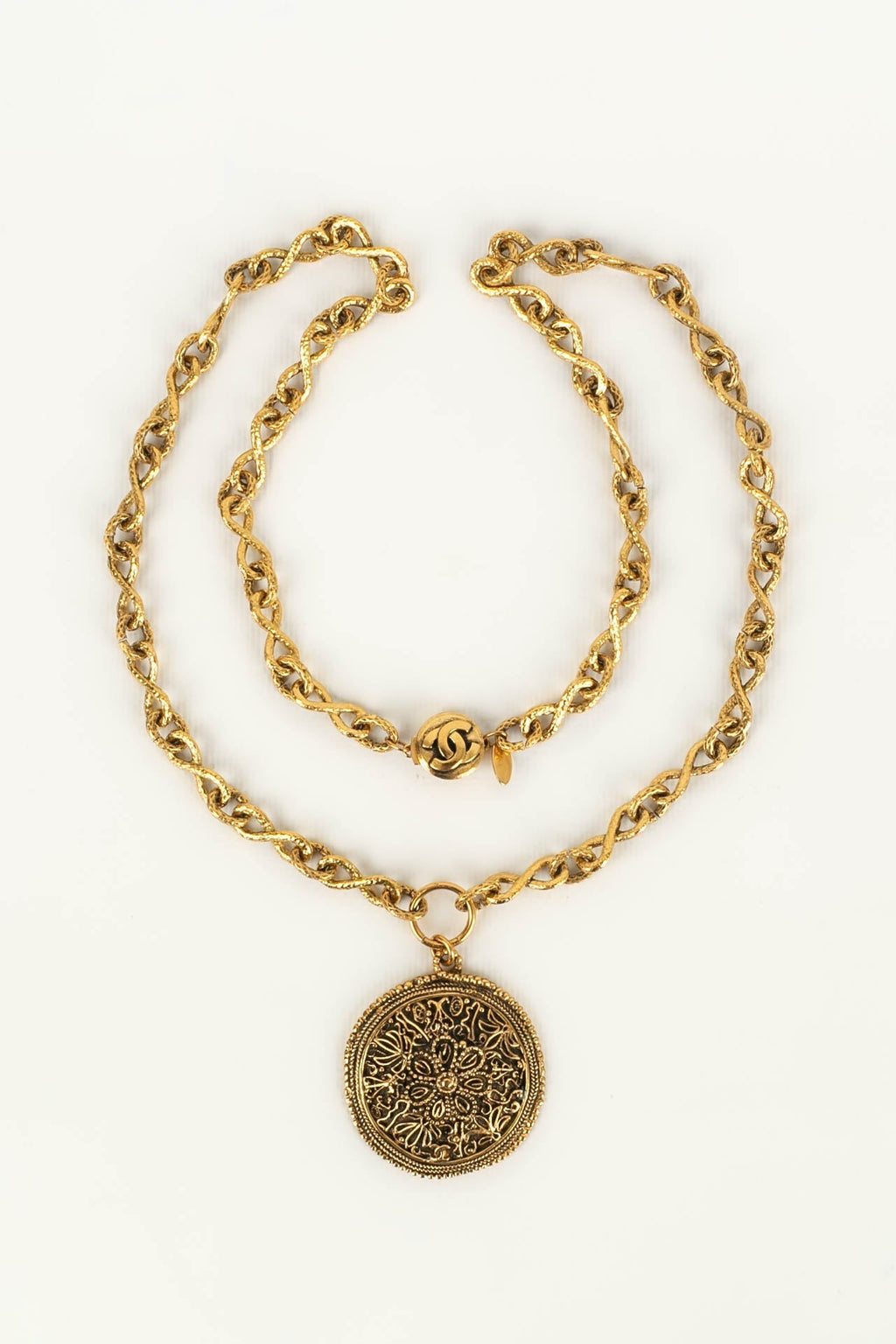 Collier m��daillon Chanel 1986