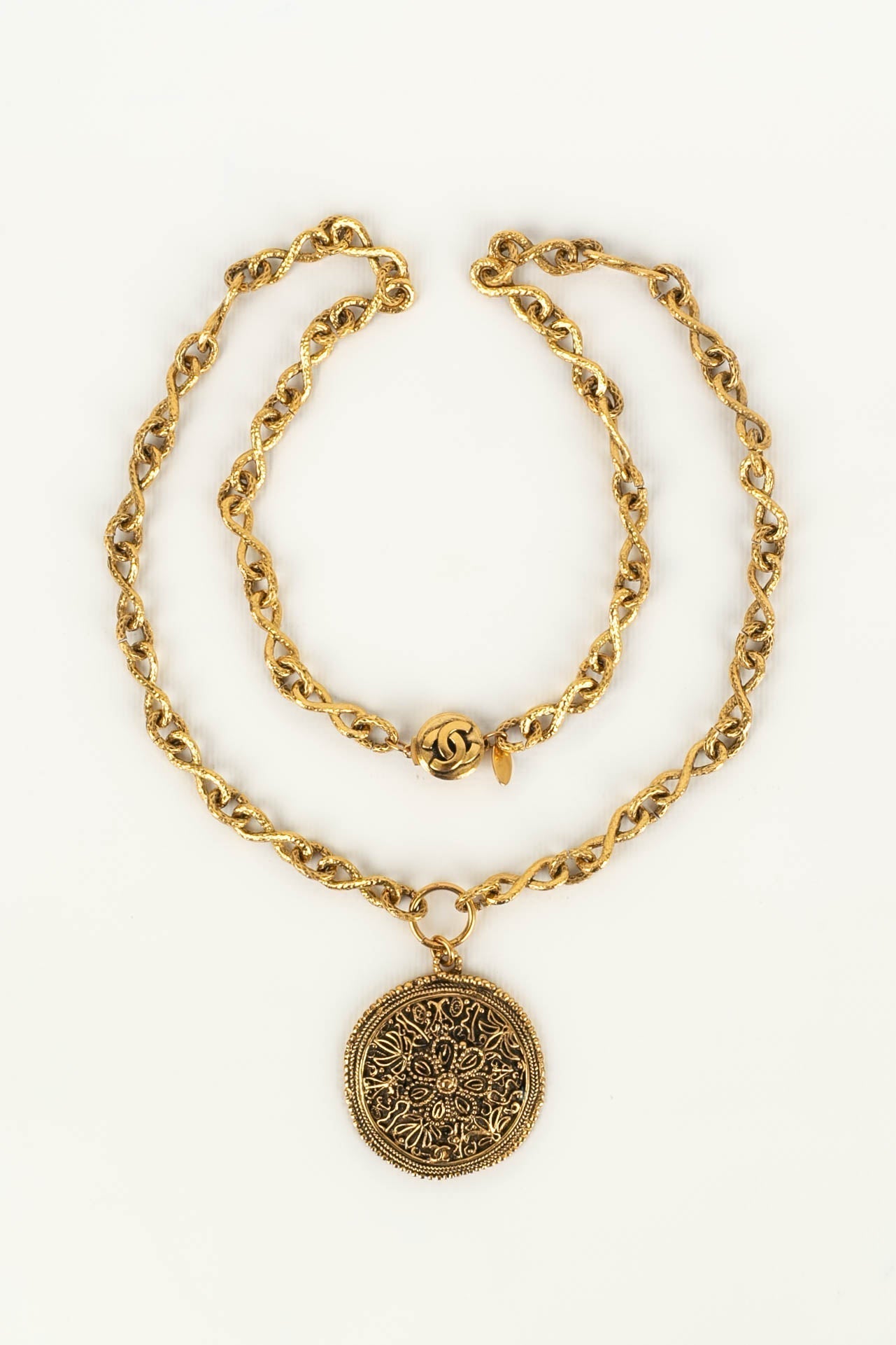 Collier m��daillon Chanel 1986
