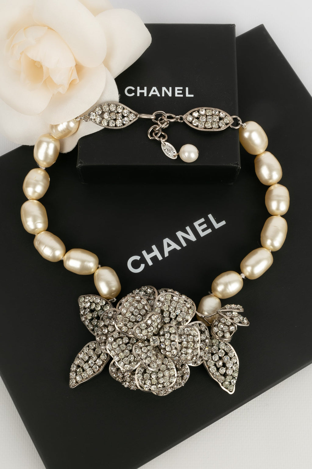 Collier cam��lia Chanel 1984