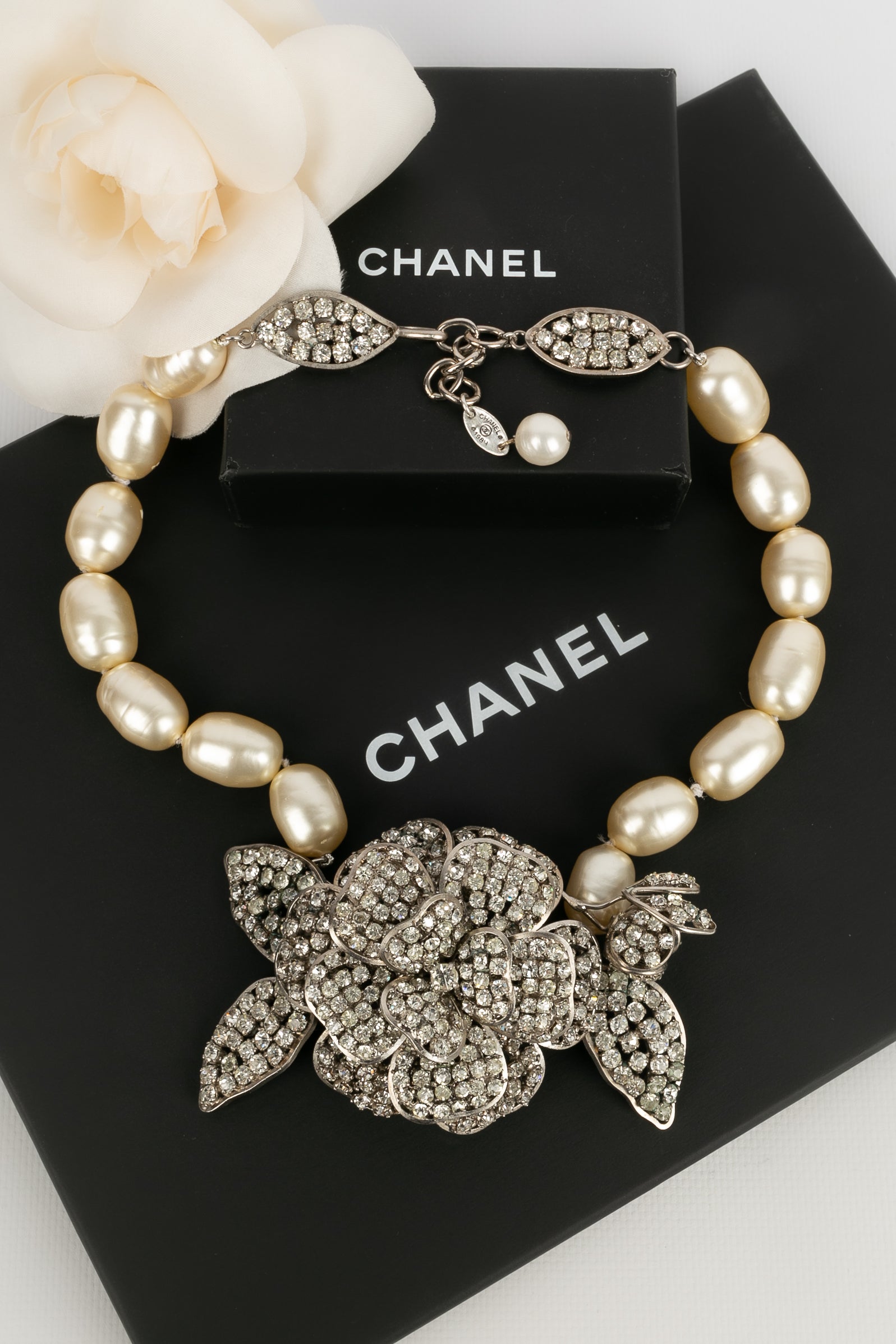 Collier cam��lia Chanel 1984