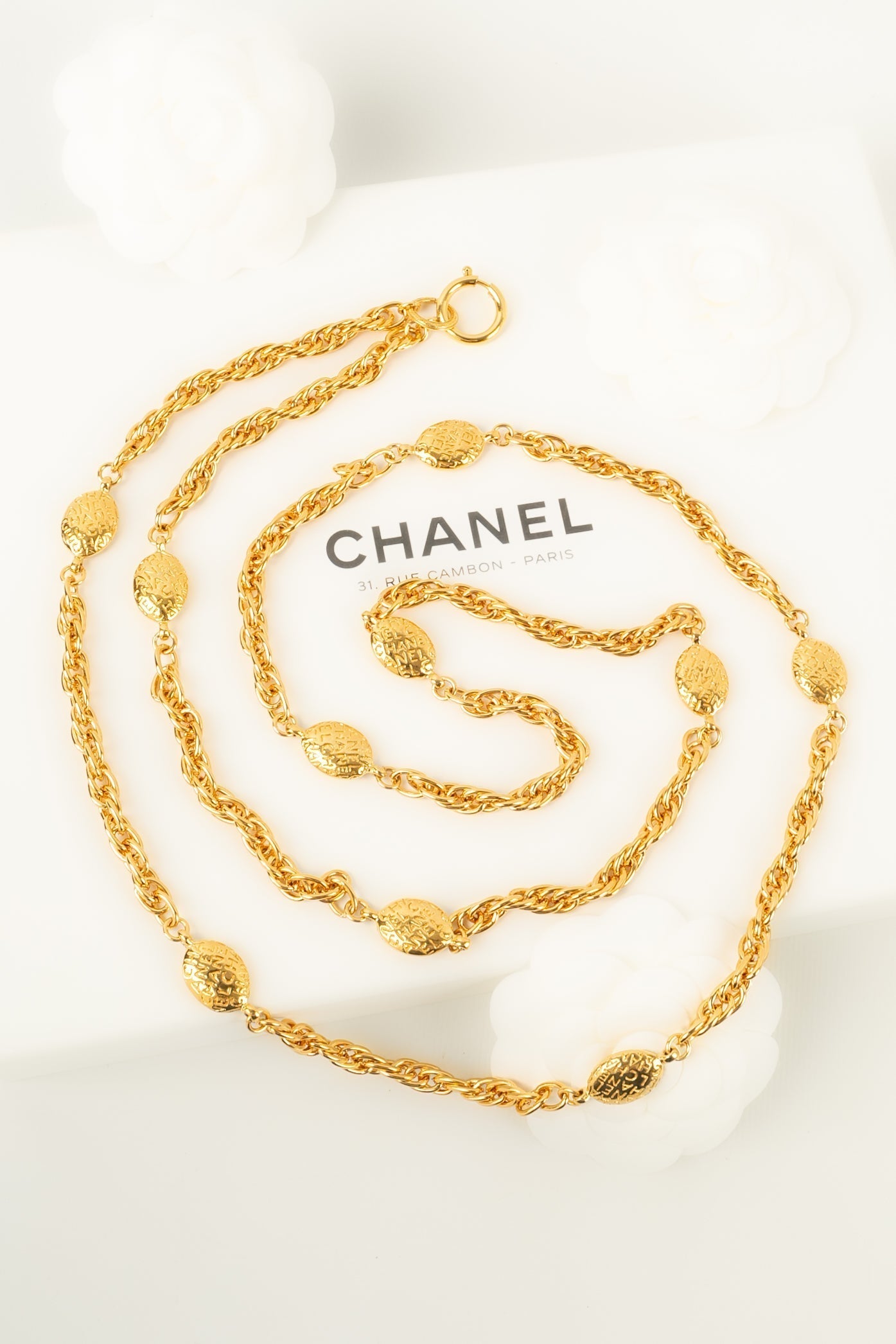 Collier / sautoir en m��tal dor�� Chanel