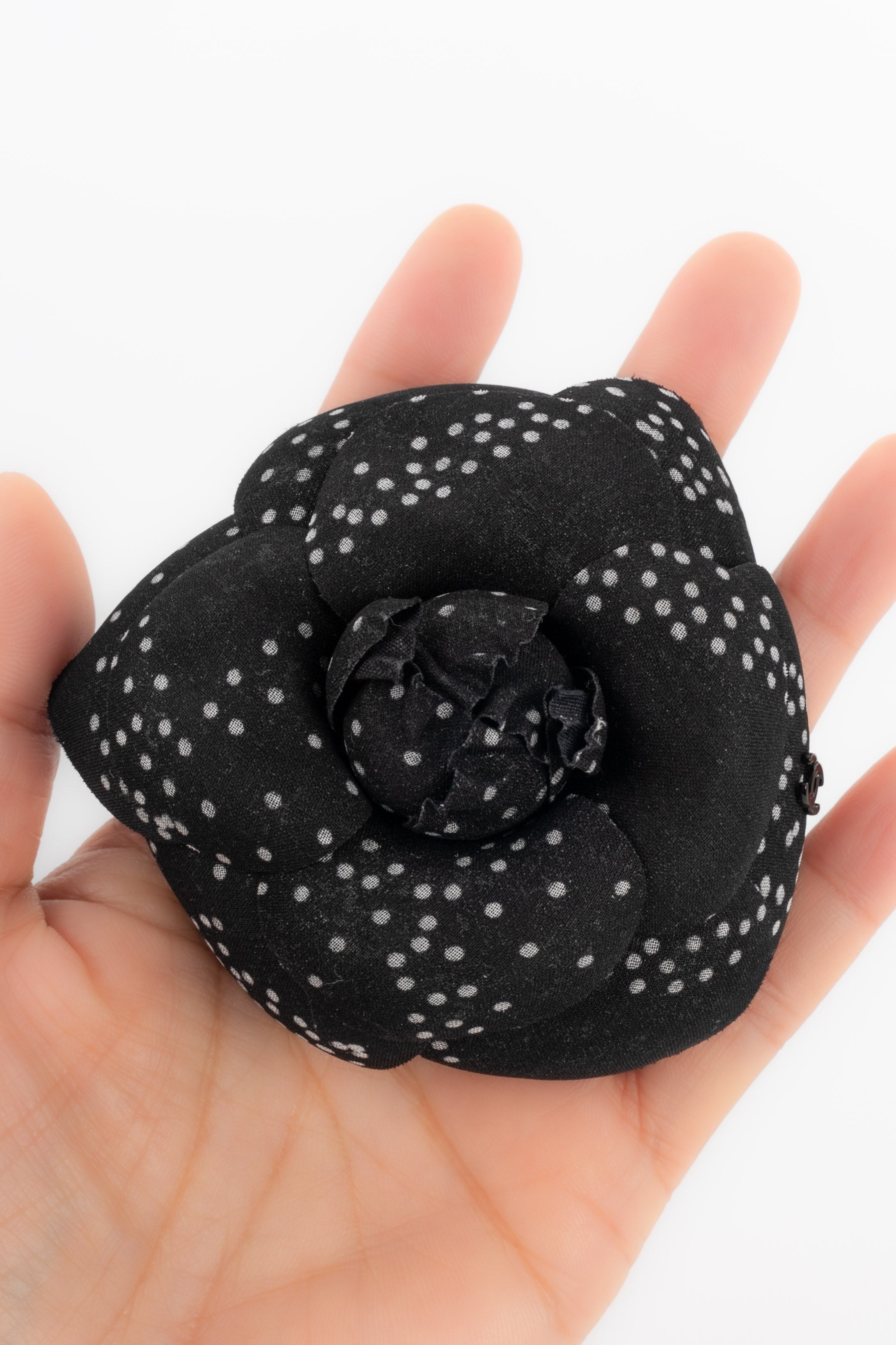 Broche camélia Chanel