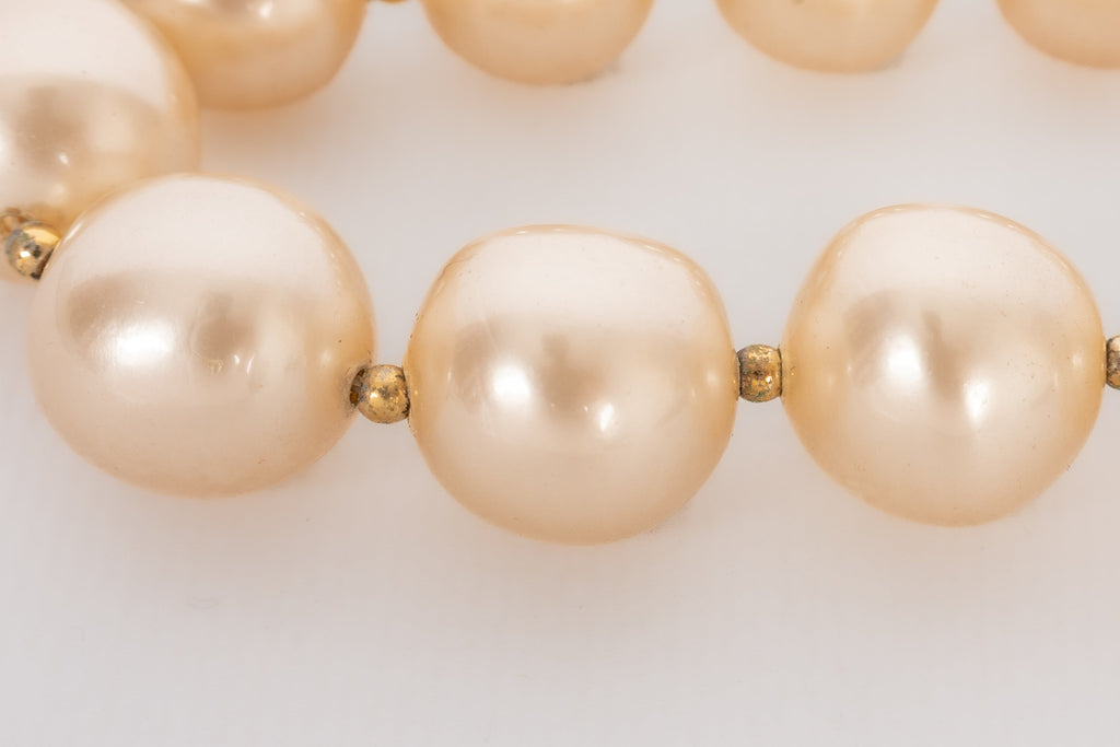Collier de perles nacr��es Chanel 1990s