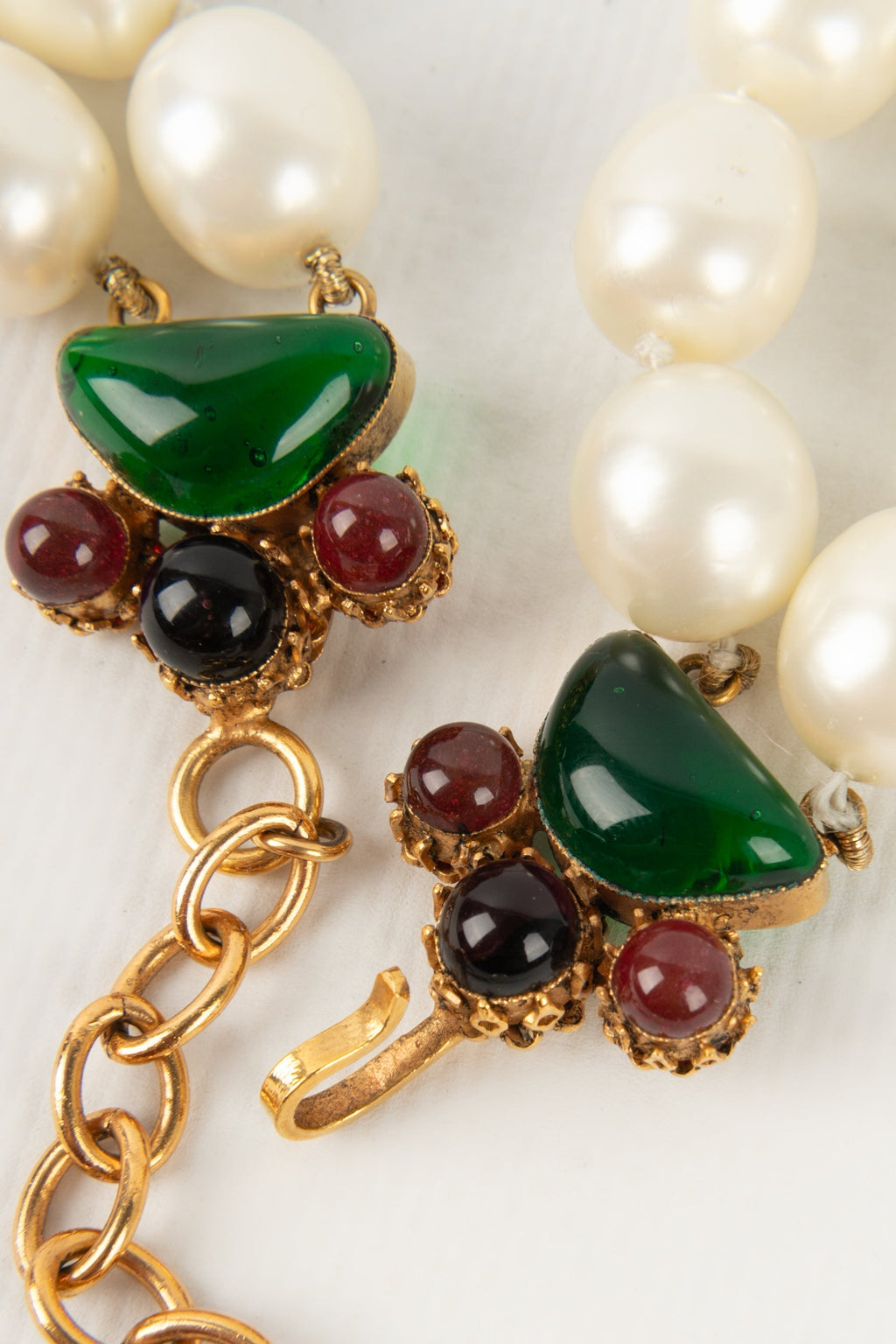 Collier en p��te de verre Chanel