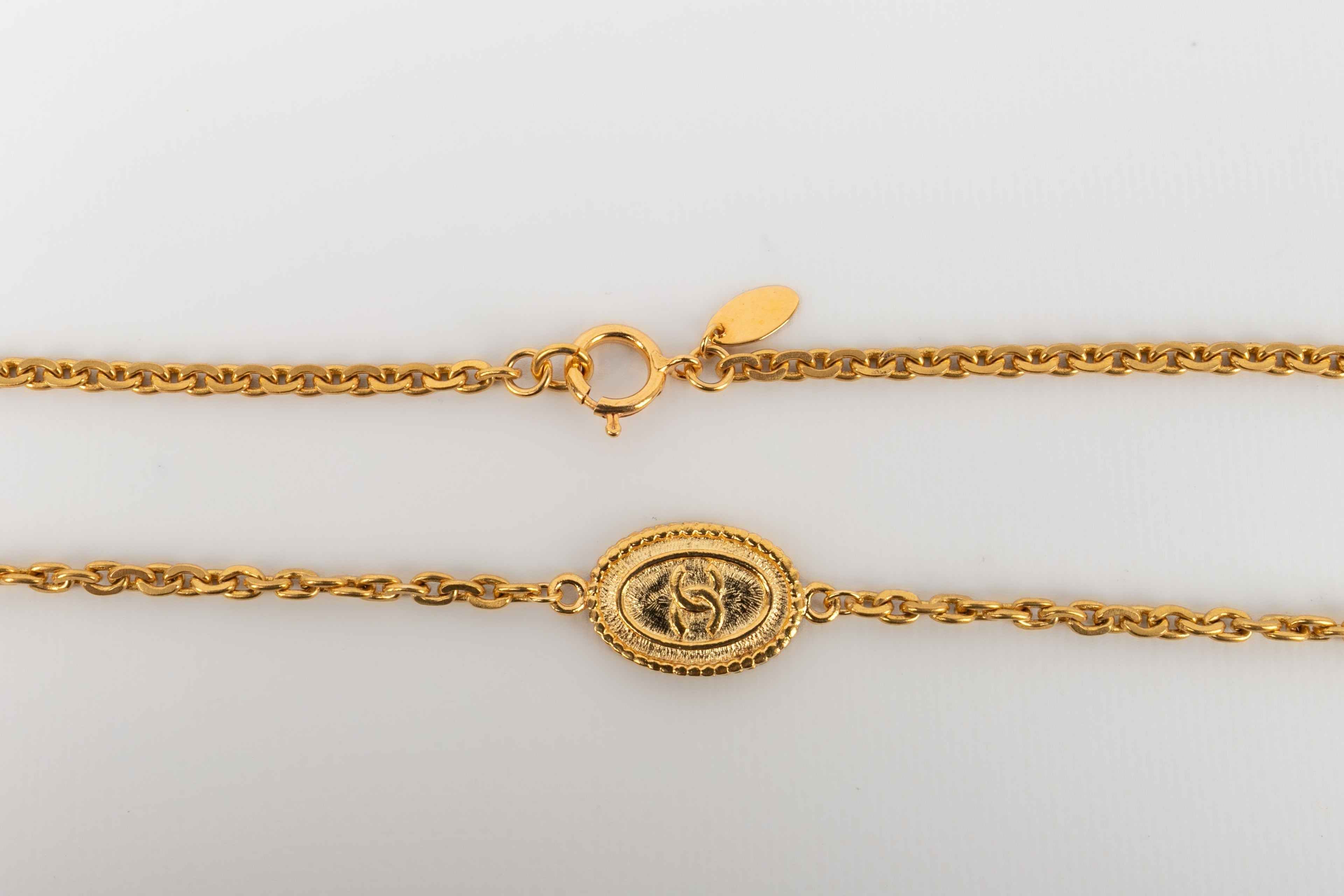 Collier / Sautoir en m��tal dor�� Chanel 1980's