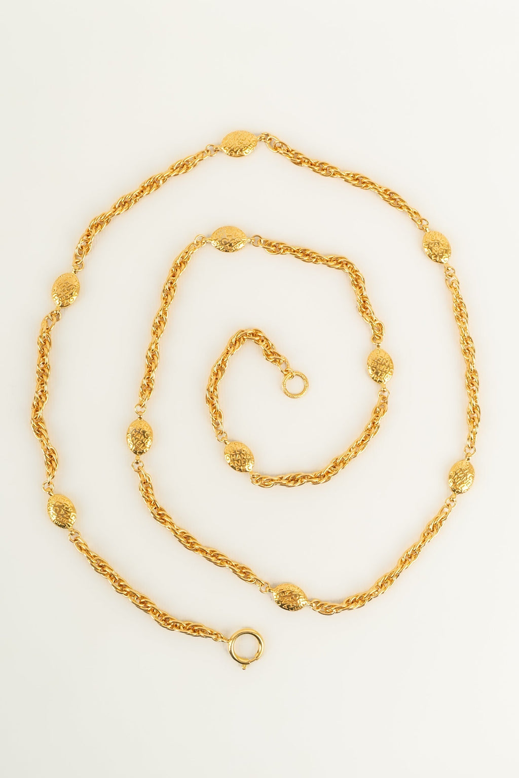 Collier / sautoir en m��tal dor�� Chanel