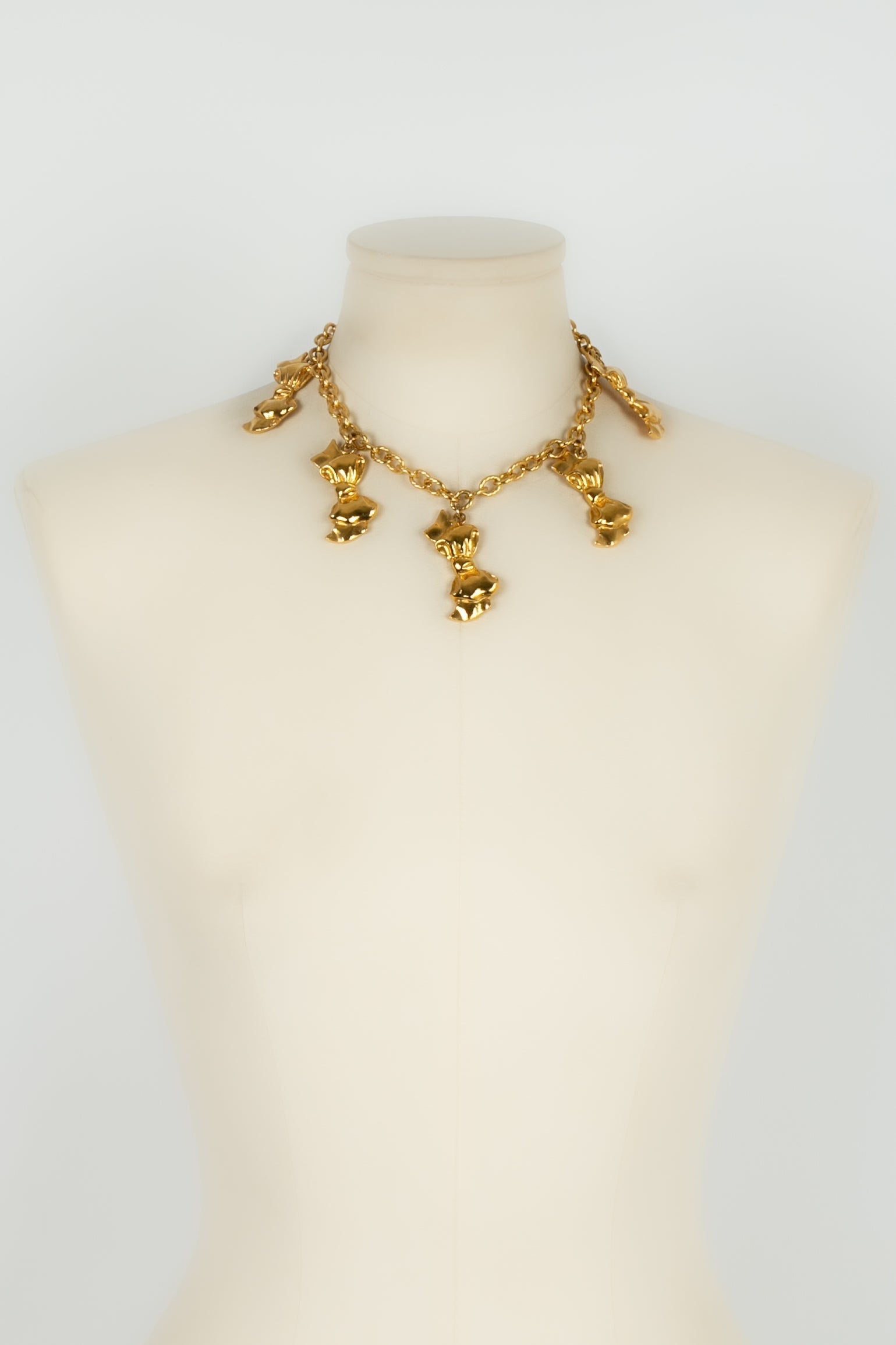 Collier dor�� Chanel