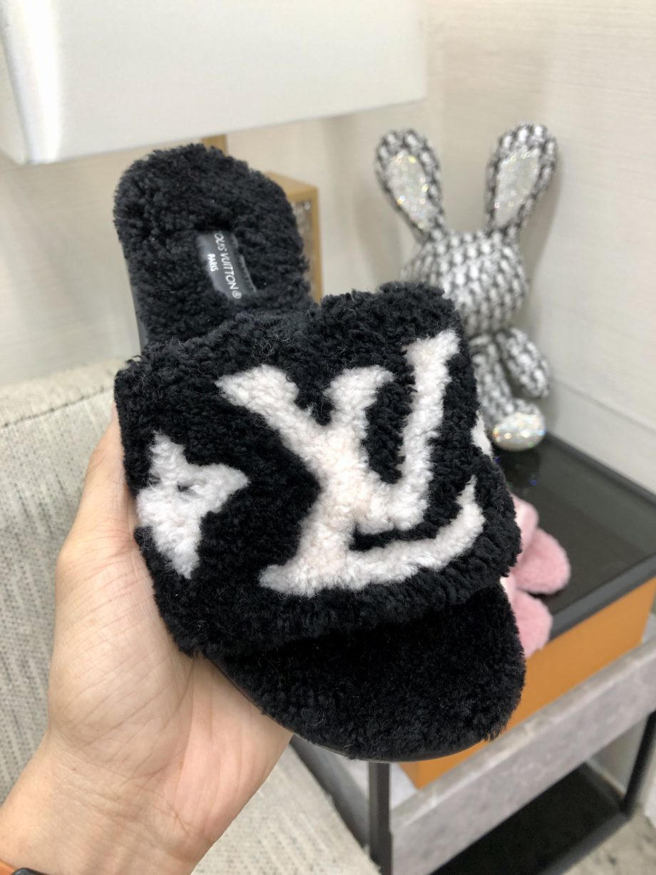 louis vuitton Women's Magnetic Flat Mule Black For Women LV