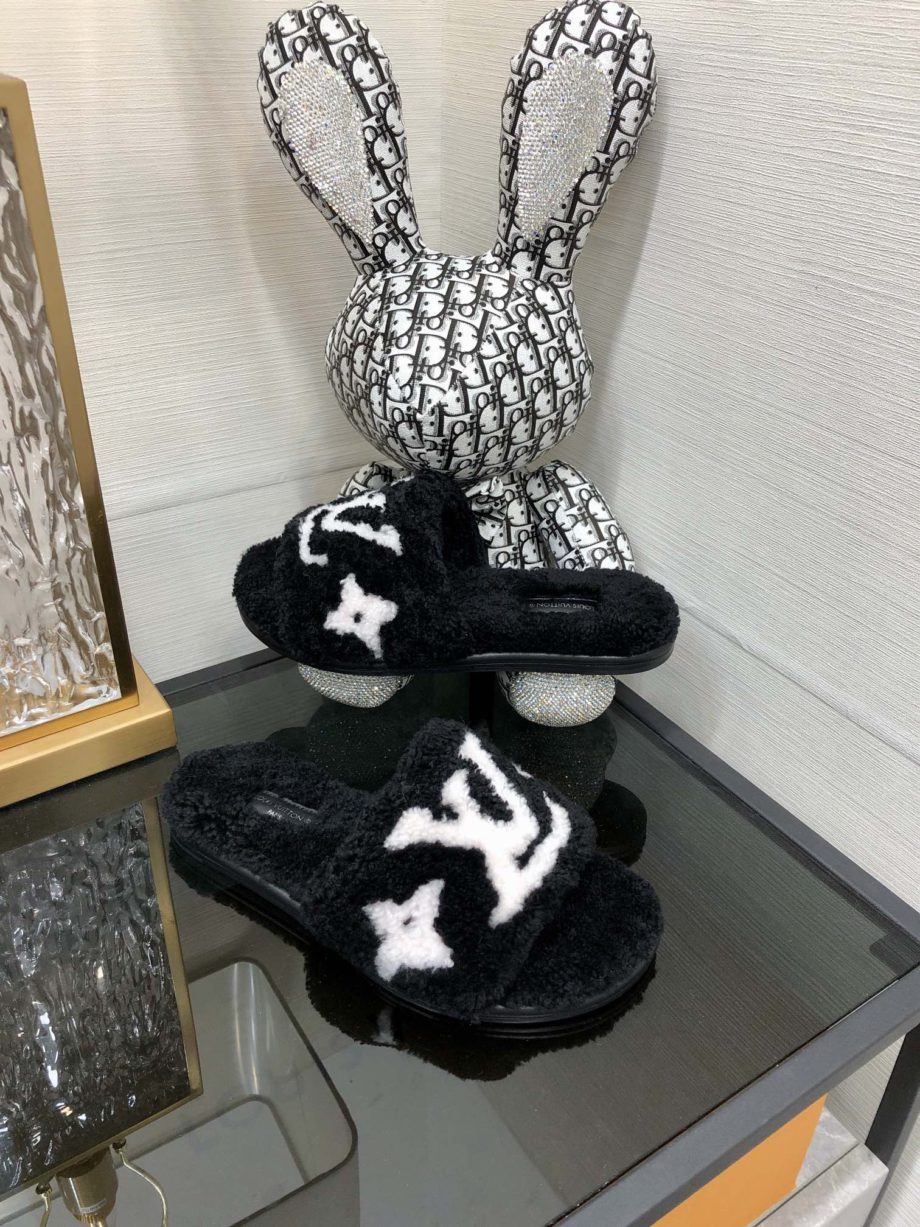 louis vuitton Women's Magnetic Flat Mule Black For Women LV