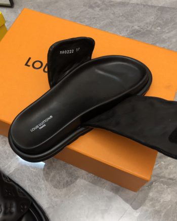 louis vuitton Women's Pool Pillow Flat Comfort Mule Black For Women 1AABKM