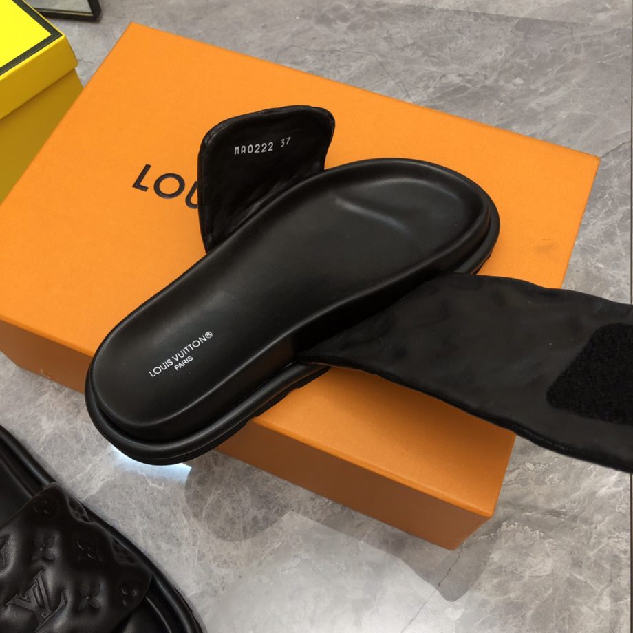 louis vuitton Women's Pool Pillow Flat Comfort Mule Black For Women 1AABKM