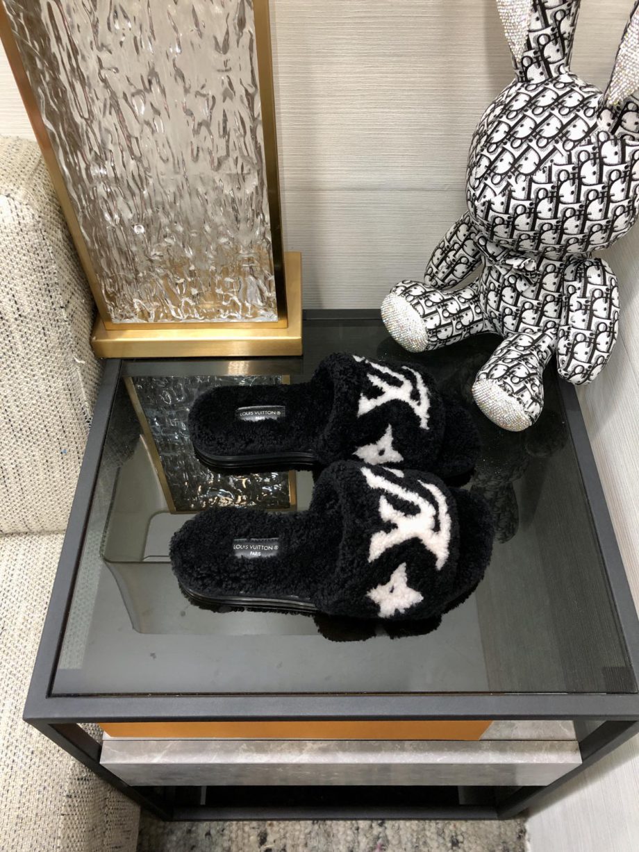 louis vuitton Women's Magnetic Flat Mule Black For Women LV