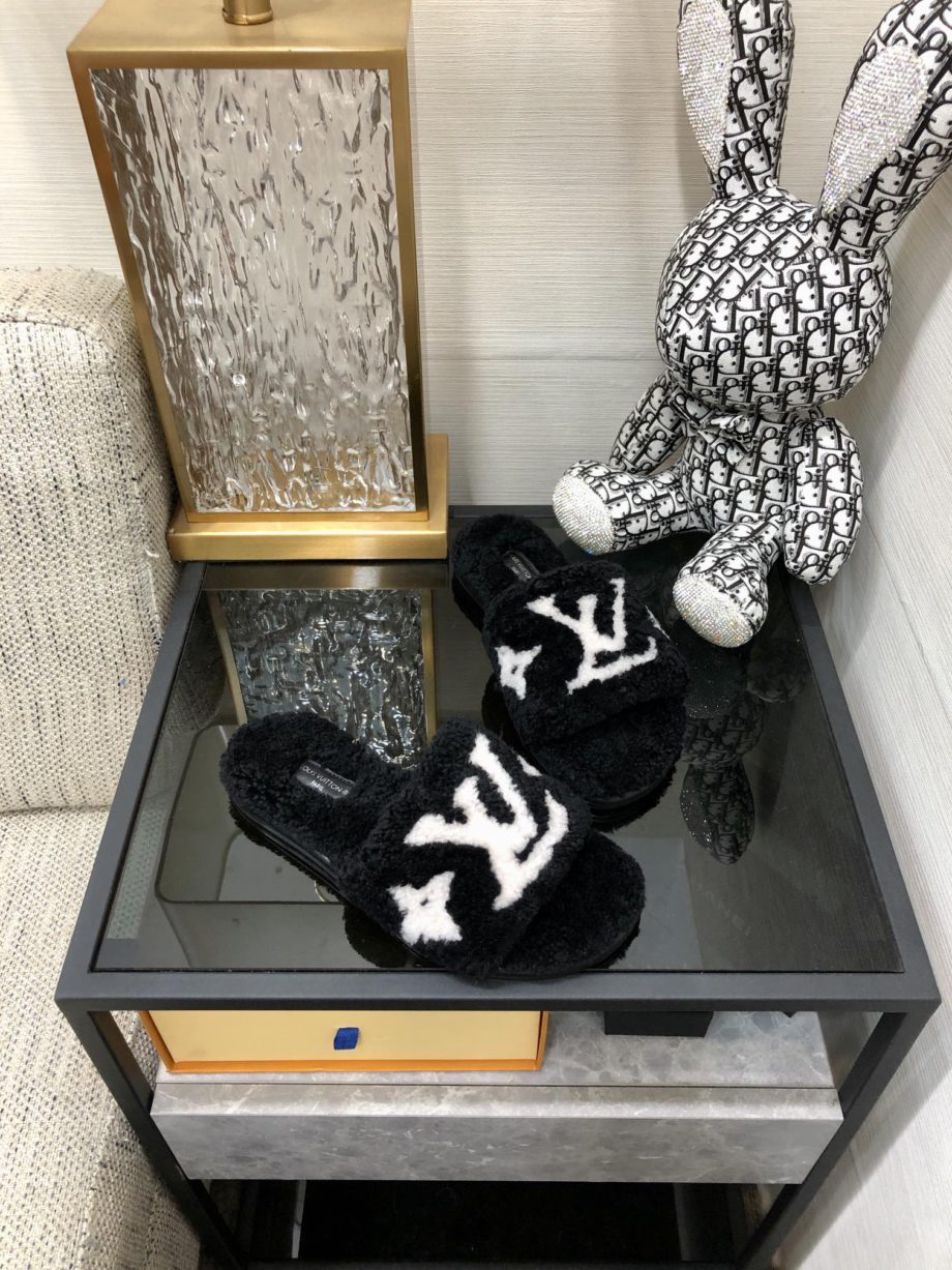 louis vuitton Women's Magnetic Flat Mule Black For Women LV