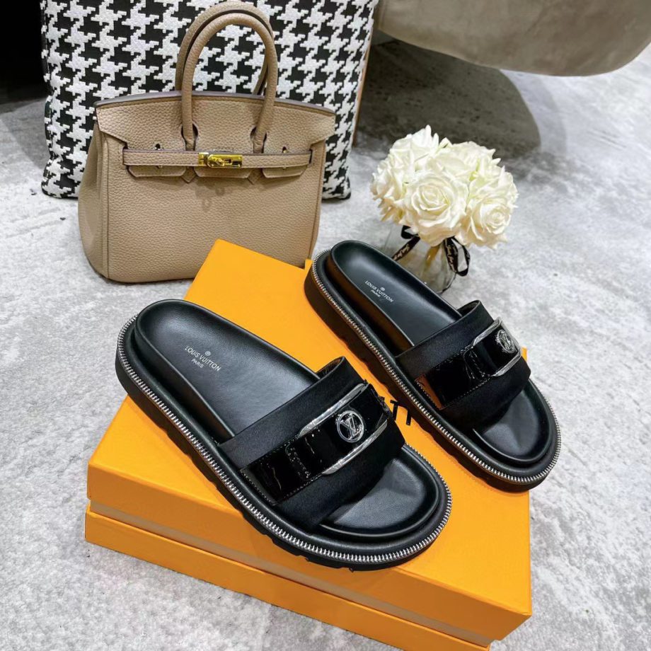 louis vuitton Women's Pool Pillow Flat Comfort Mule Black For Women LV