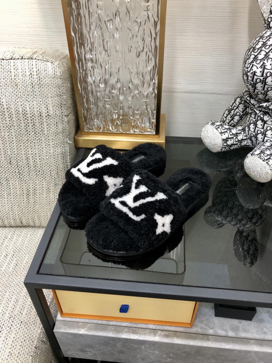 louis vuitton Women's Magnetic Flat Mule Black For Women LV