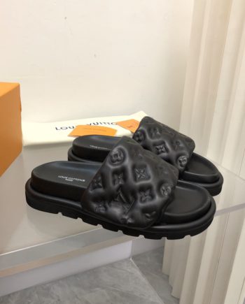 louis vuitton Women's Pool Pillow Flat Comfort Mule Black For Women 1AABKM