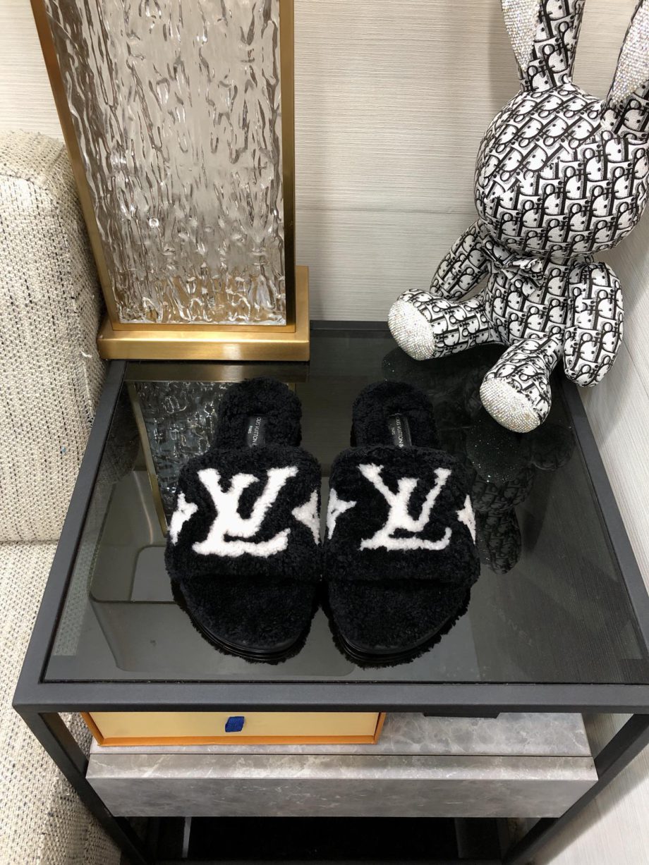 louis vuitton Women's Magnetic Flat Mule Black For Women LV