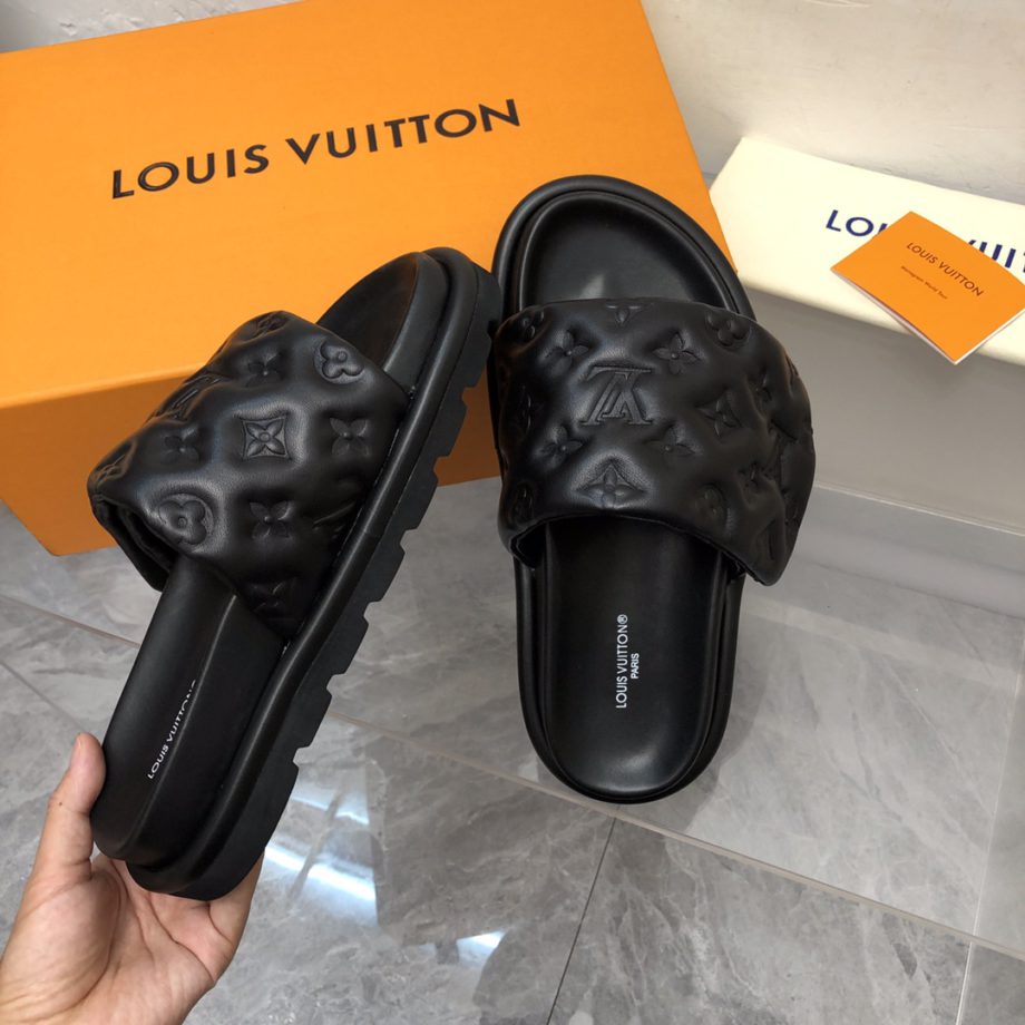 louis vuitton Women's Pool Pillow Flat Comfort Mule Black For Women 1AABKM