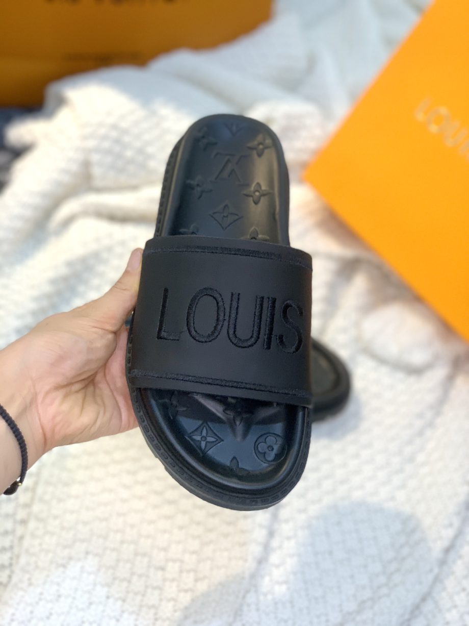 louis vuitton Women's Pool Pillow Flat Comfort Mule Black For Women LV