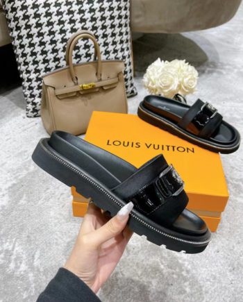 louis vuitton Women's Pool Pillow Flat Comfort Mule Black For Women LV