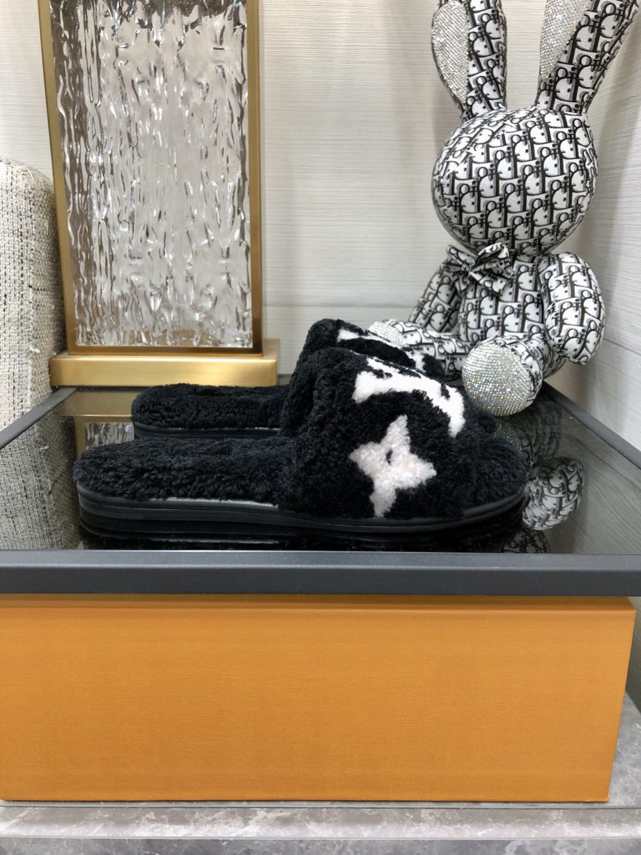 louis vuitton Women's Magnetic Flat Mule Black For Women LV