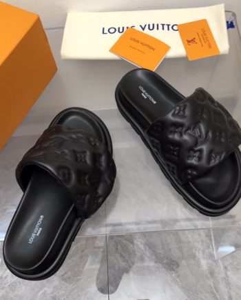 louis vuitton Women's Pool Pillow Flat Comfort Mule Black For Women 1AABKM