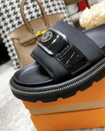 louis vuitton Women's Pool Pillow Flat Comfort Mule Black For Women LV