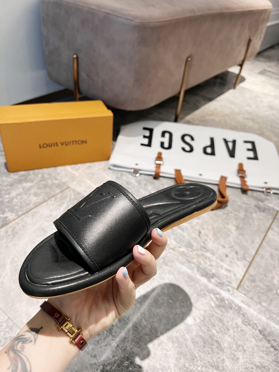 louis vuitton Women's Magnetic Flat Mule Black For Women 1AA1LT