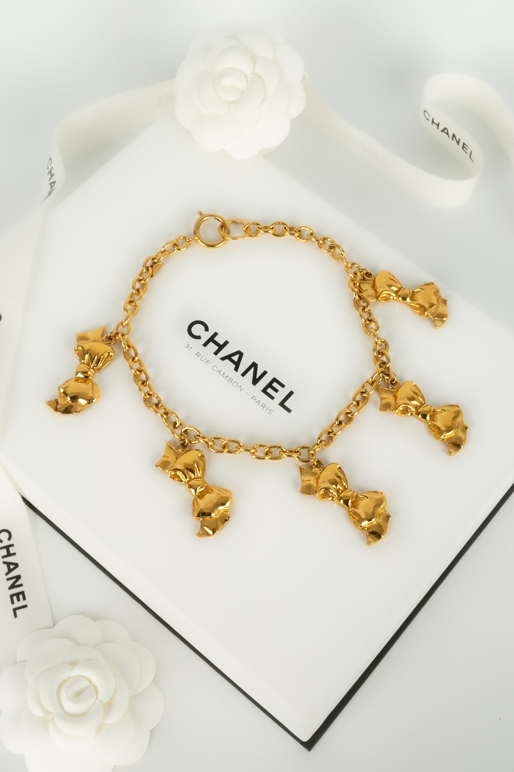 Collier dor�� Chanel