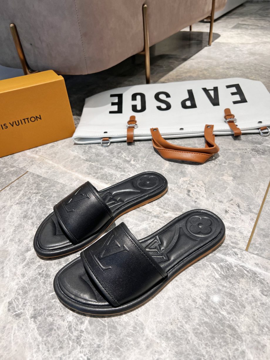 louis vuitton Women's Magnetic Flat Mule Black For Women 1AA1LT