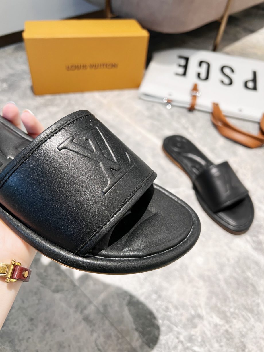 louis vuitton Women's Magnetic Flat Mule Black For Women 1AA1LT