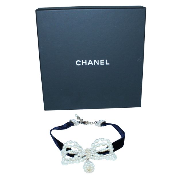 CHANEL Navy Blue Velvet Choker With Faux Pearls