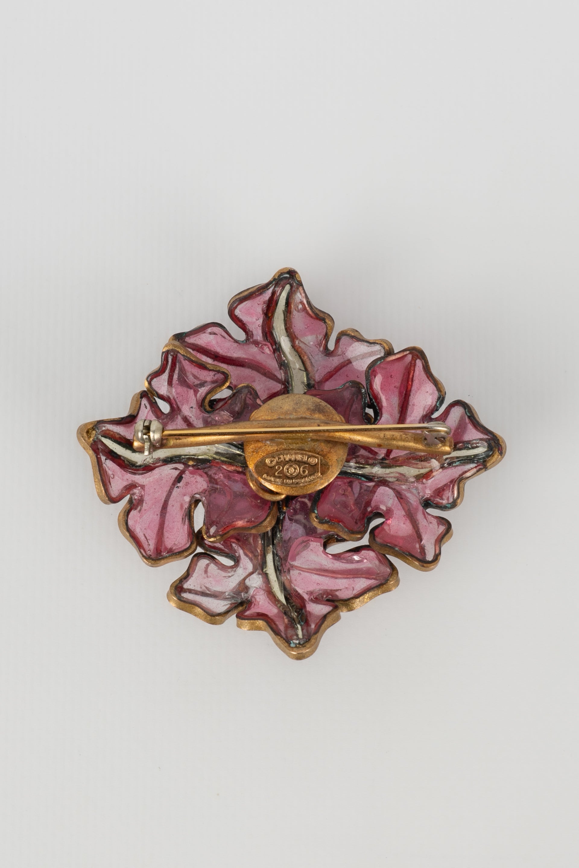 Broche en pâte de verre Chanel 1990s