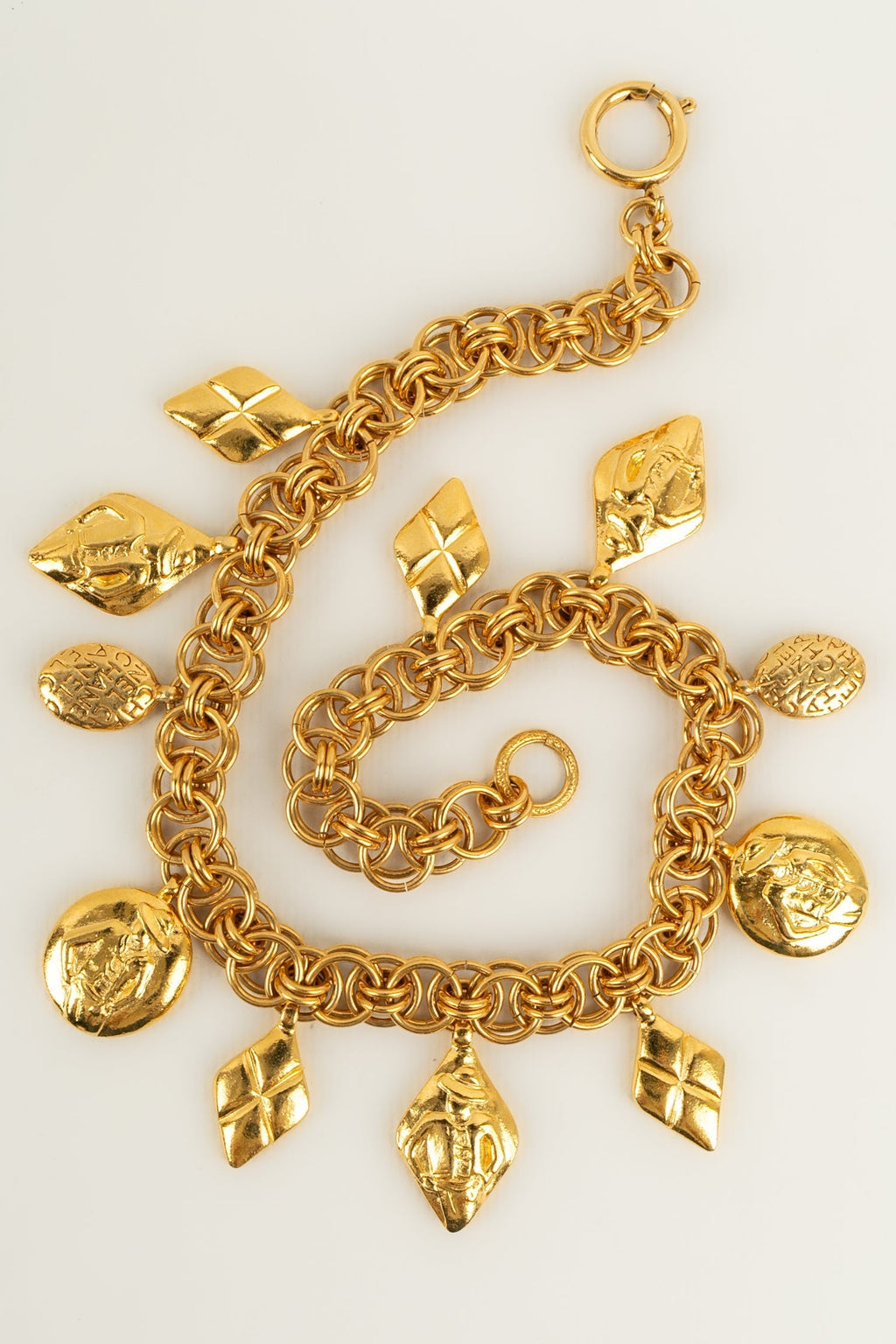 Collier dor�� Chanel