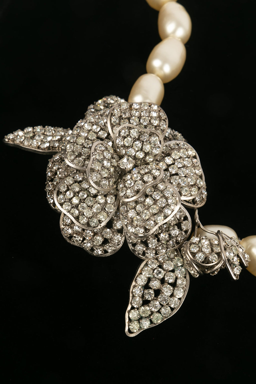 Collier cam��lia Chanel 1984