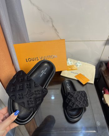louis vuitton Women's Pool Pillow Comfort Flat Mule Black For Women 1AA1EF