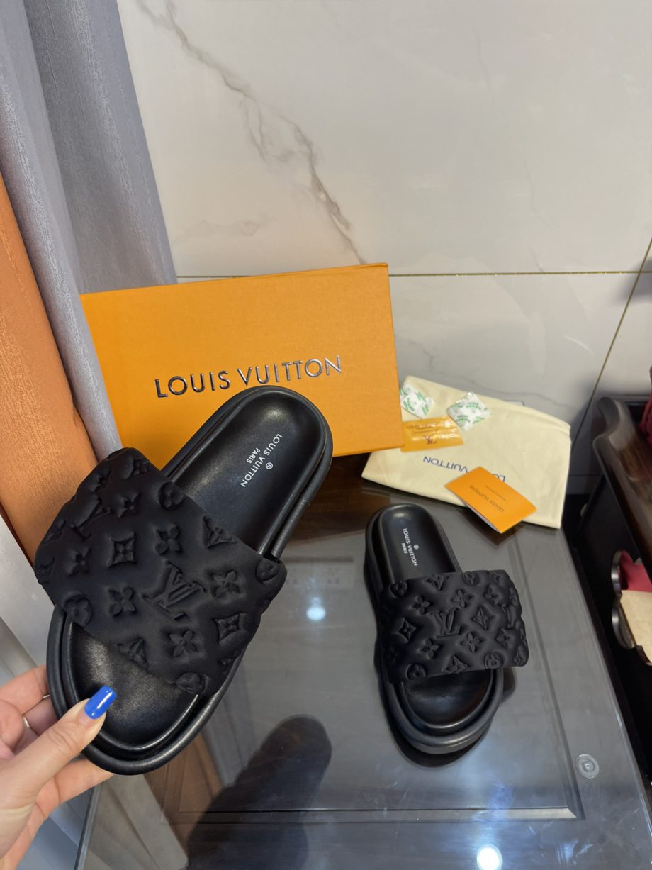 louis vuitton Women's Pool Pillow Comfort Flat Mule Black For Women 1AA1EF