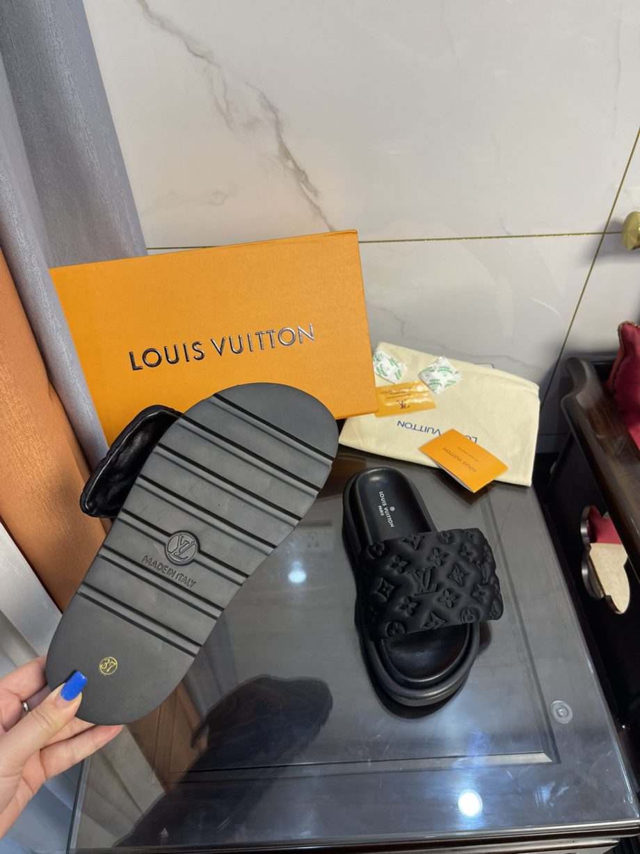 louis vuitton Women's Pool Pillow Comfort Flat Mule Black For Women 1AA1EF
