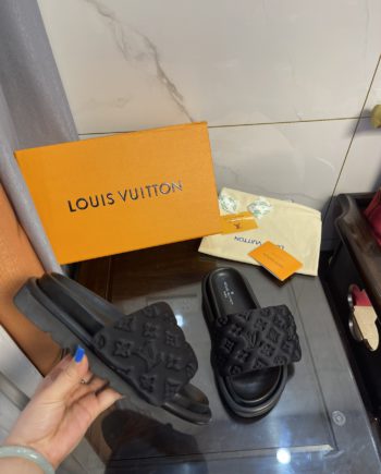 louis vuitton Women's Pool Pillow Comfort Flat Mule Black For Women 1AA1EF