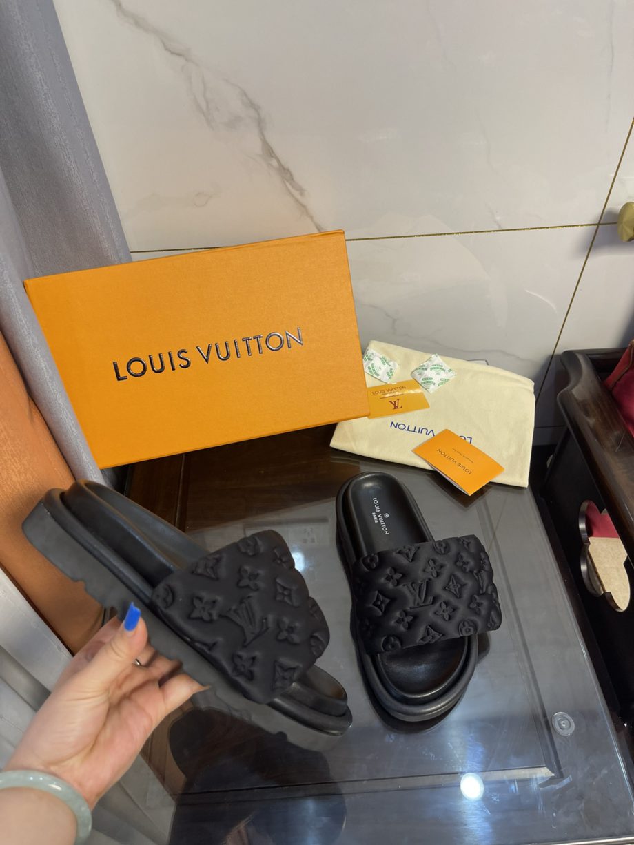 louis vuitton Women's Pool Pillow Comfort Flat Mule Black For Women 1AA1EF