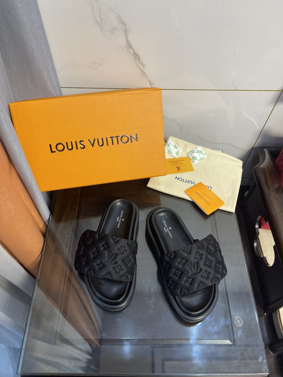 louis vuitton Women's Pool Pillow Comfort Flat Mule Black For Women 1AA1EF