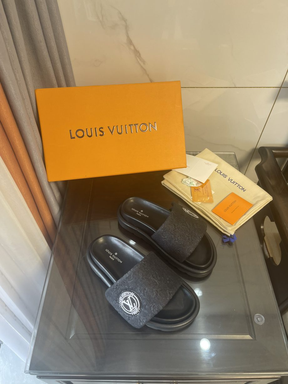 louis vuitton Women's Pool Pillow Comfort Flat Mule Black For Women