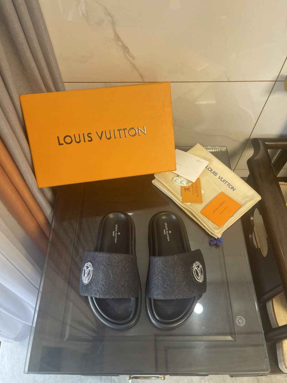 louis vuitton Women's Pool Pillow Comfort Flat Mule Black For Women