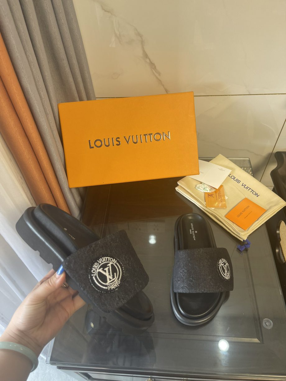 louis vuitton Women's Pool Pillow Comfort Flat Mule Black For Women