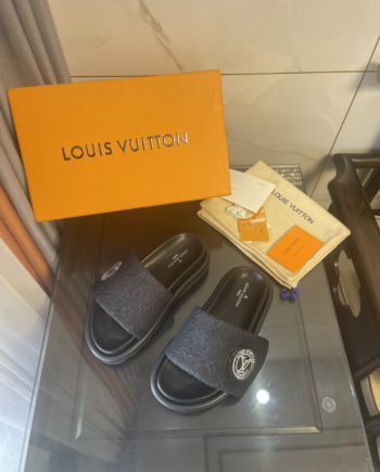 louis vuitton Women's Pool Pillow Comfort Flat Mule Black For Women