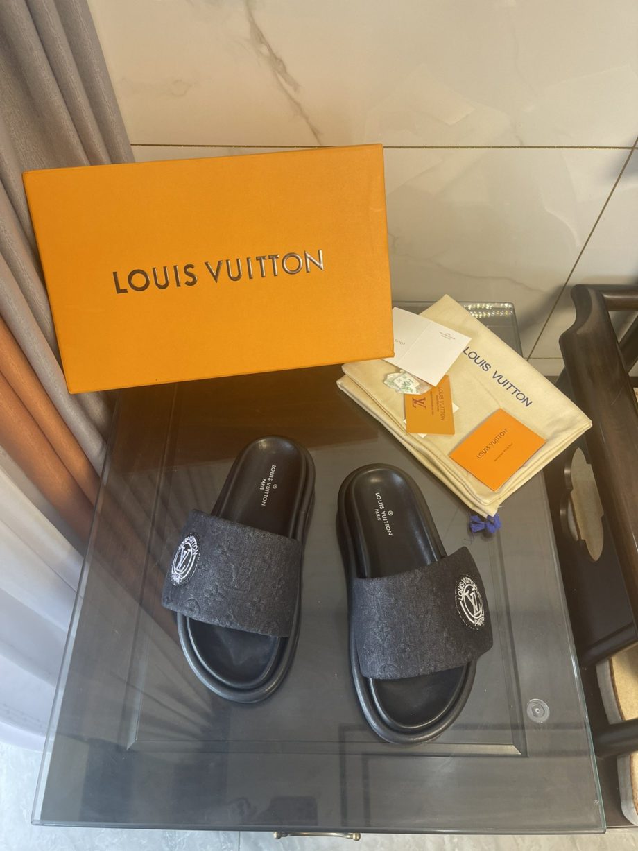 louis vuitton Women's Pool Pillow Comfort Flat Mule Black For Women