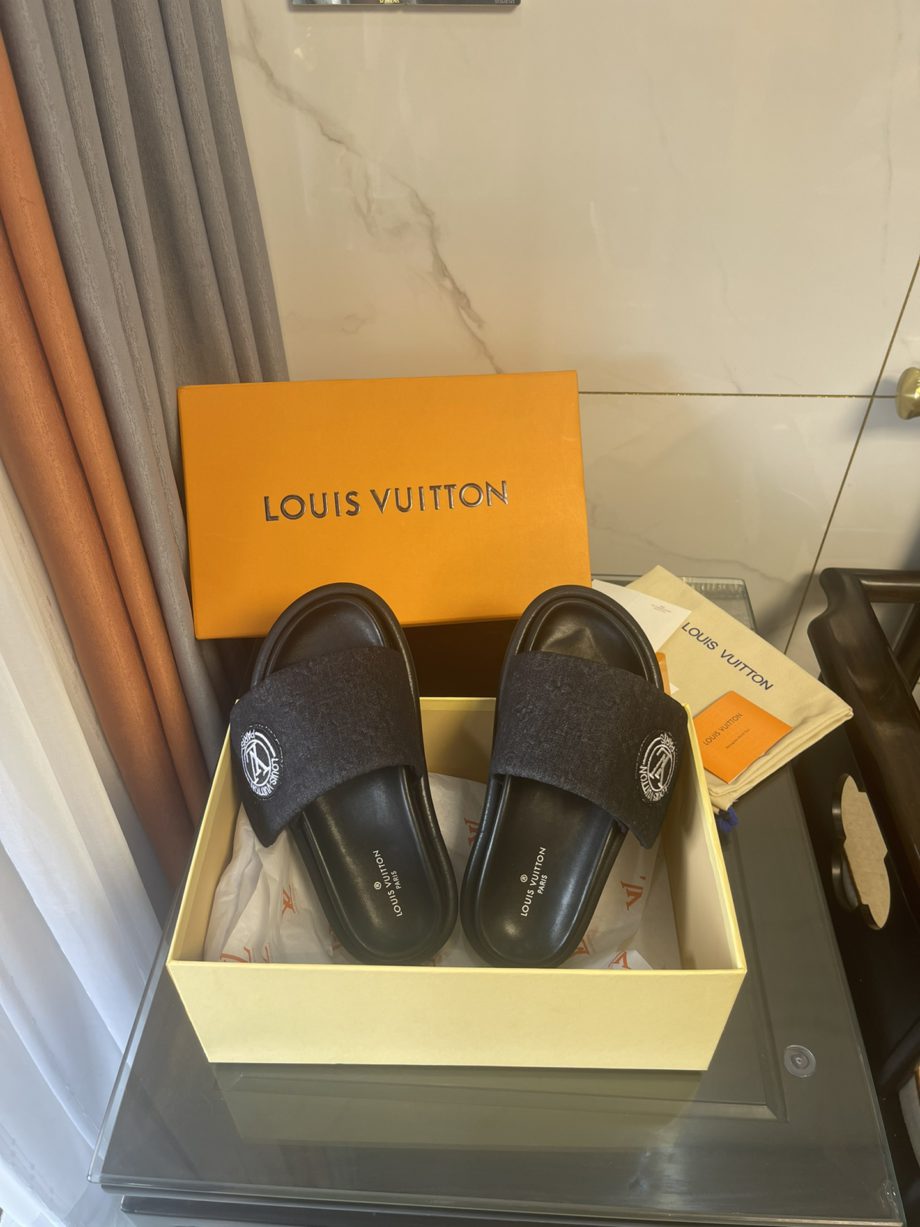 louis vuitton Women's Pool Pillow Comfort Flat Mule Black For Women