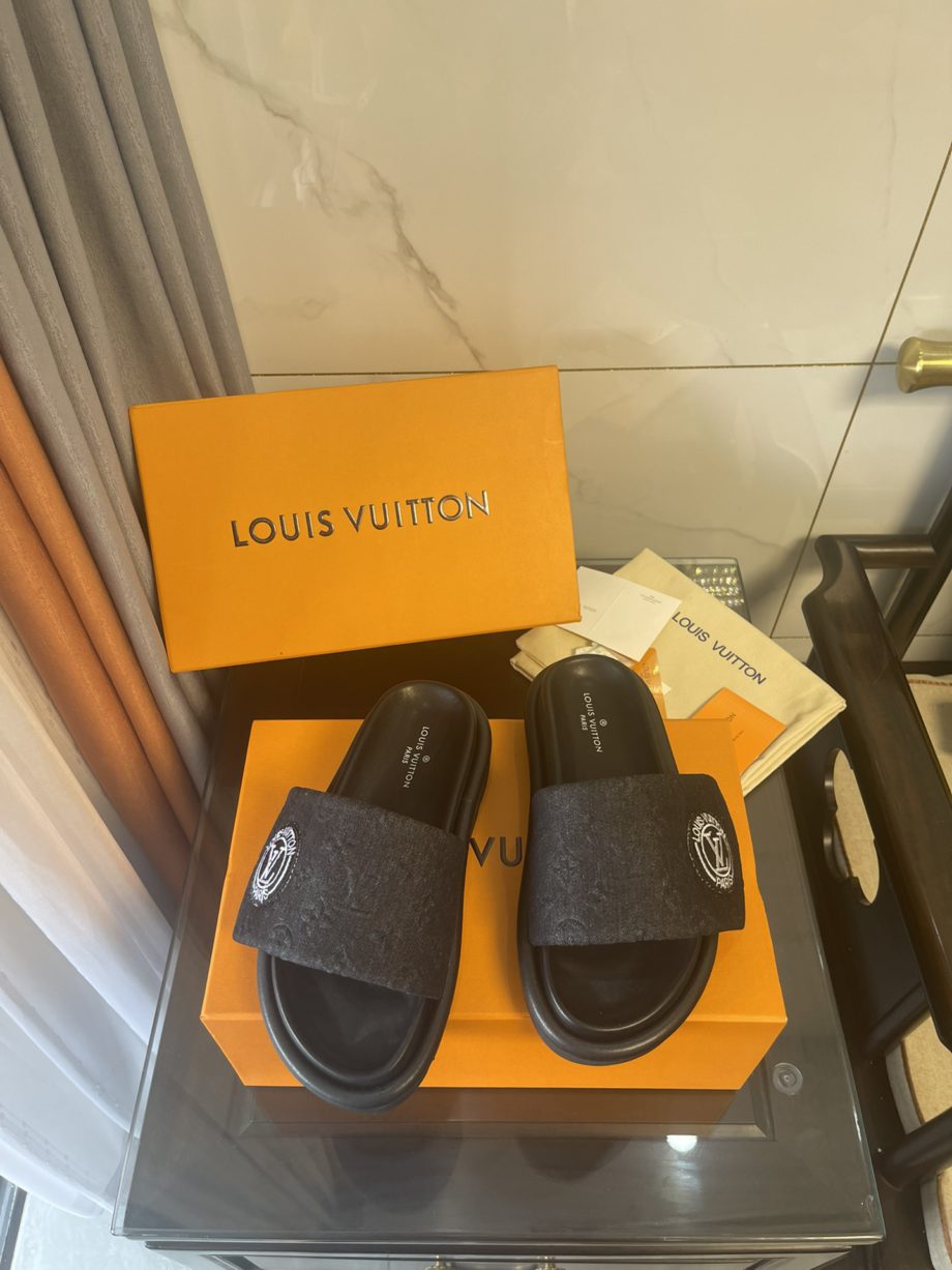 louis vuitton Women's Pool Pillow Comfort Flat Mule Black For Women