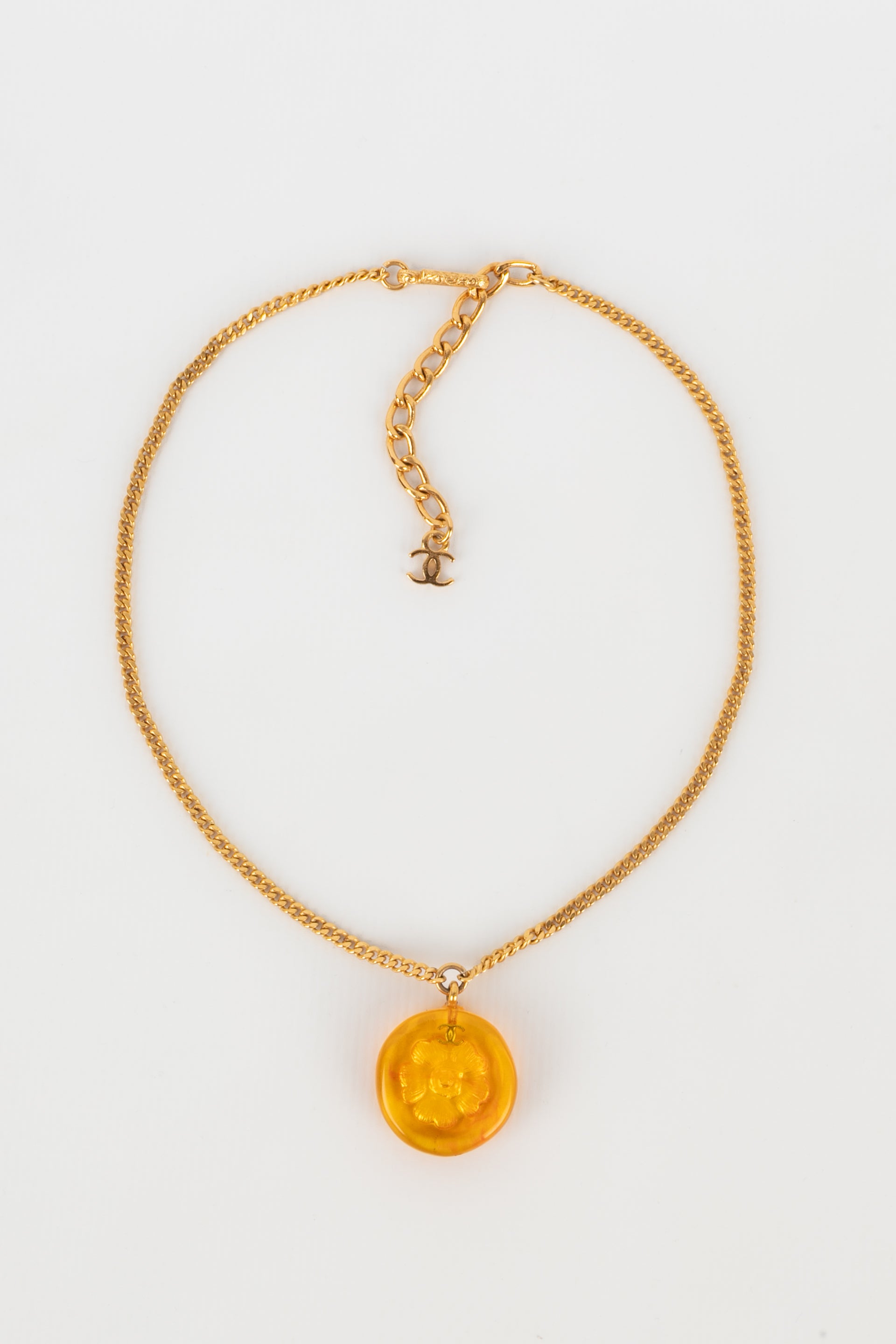 Collier cam��lia Chanel