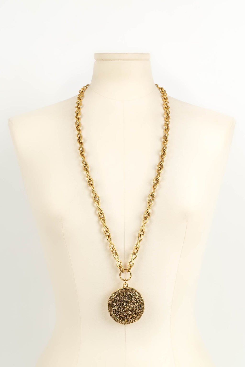 Collier m��daillon Chanel 1986